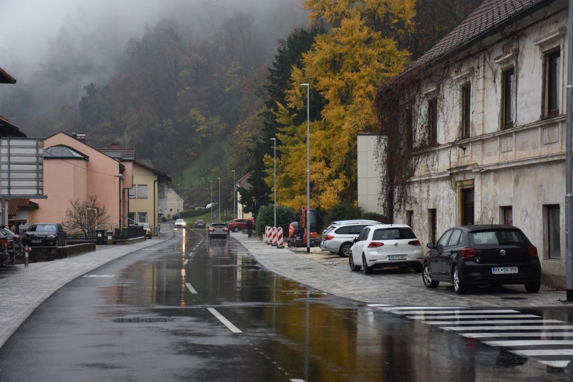 V krškem mestnem jedru odprli prenovljeni odsek Ceste krških žrtev