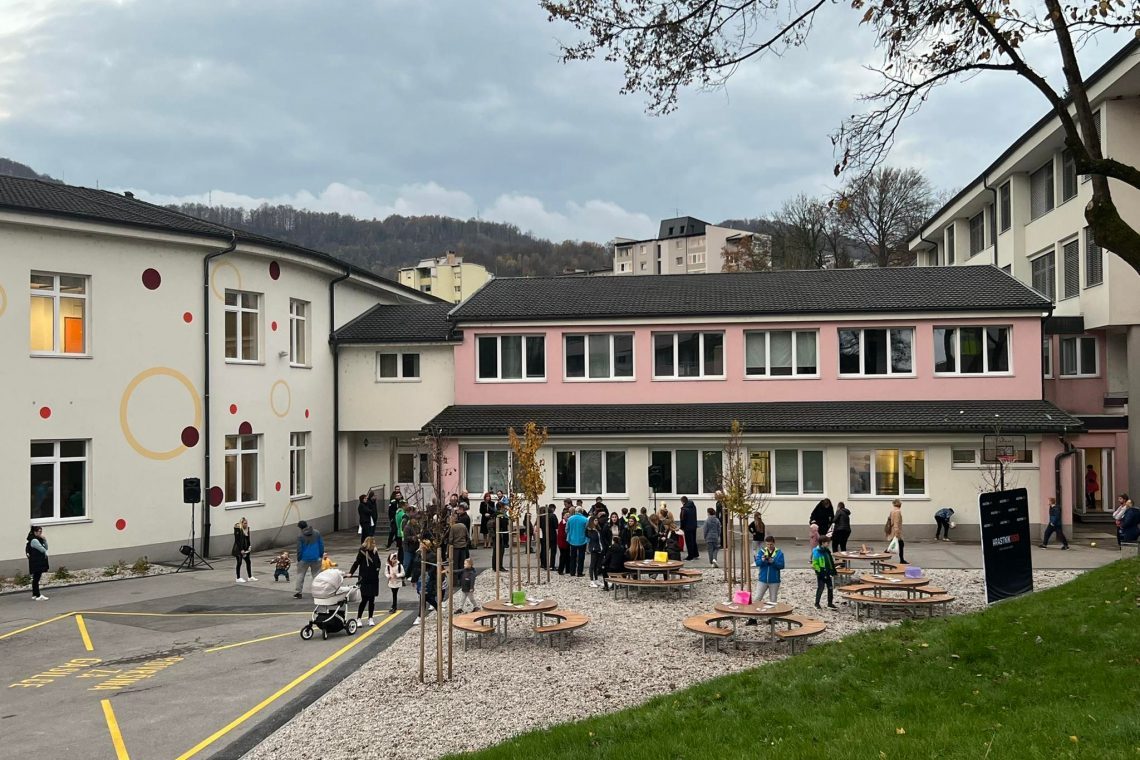 V Hrastniku otvorili prenovljeno šolsko dvorišče