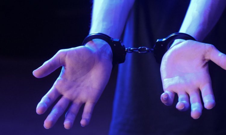 Po hišni preiskavi zaradi prepovednih drog 46-letnik v pripor