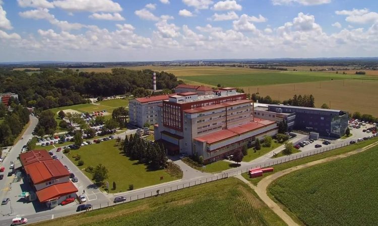 Starejši bolnik med poskusom pobega padel iz prvega nadstropja murskosoboške bolnišnice