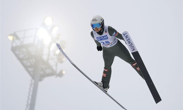 Na ženski ekipni tekmi v boj Križnar, Klinec, Prevc in Vtič