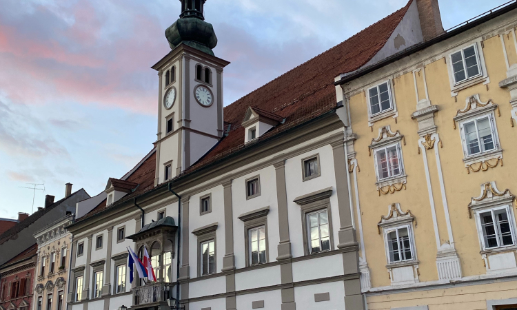 Mestni svet kljub zadržanosti nekaterih podprl načrte za gradnjo stanovanj v Dvorakovi v Mariboru