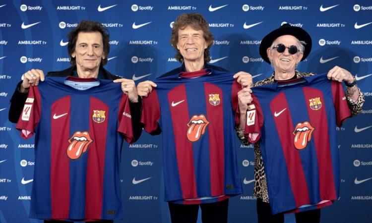 Barcelona na El Clasicu z logotipom Rolling Stonesov 