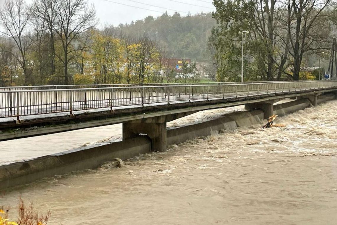 Sava je poplavila poškodovano kanalizacijsko cev pod Planiškim mostom