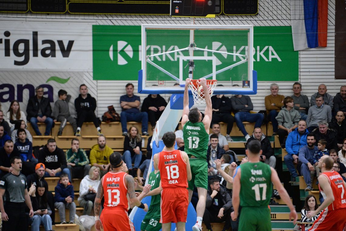 Košarkarji Krke so v tekmi 9. kroga lige Aba izgubili s Crveno zvezdo s 67:90 