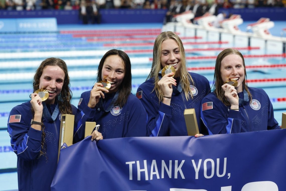 Ameriške plavalke s svetovnim rekordom v štafeti 4 x 100 metrov mešano končale plavalni spored OI