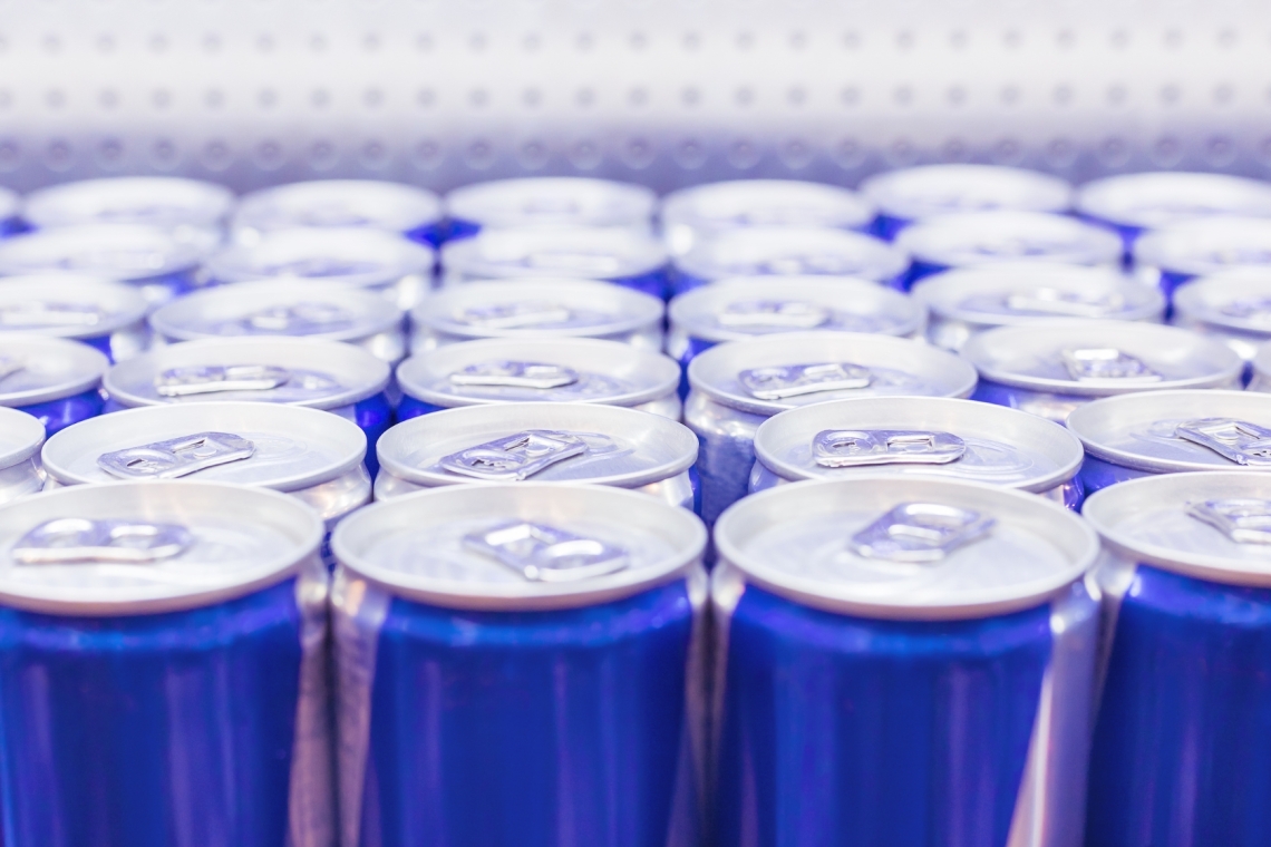 NIJZ šolarje opozarja na škodljive učinke energijskih pijač