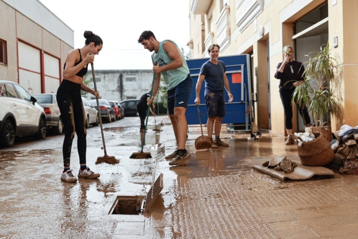 Slovenija ob poplavah izraža solidarnost s Španijo in pripravljenost na pomoč