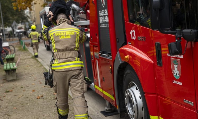 Dijaki ob požaru skakali skozi okna prvega nadstropja