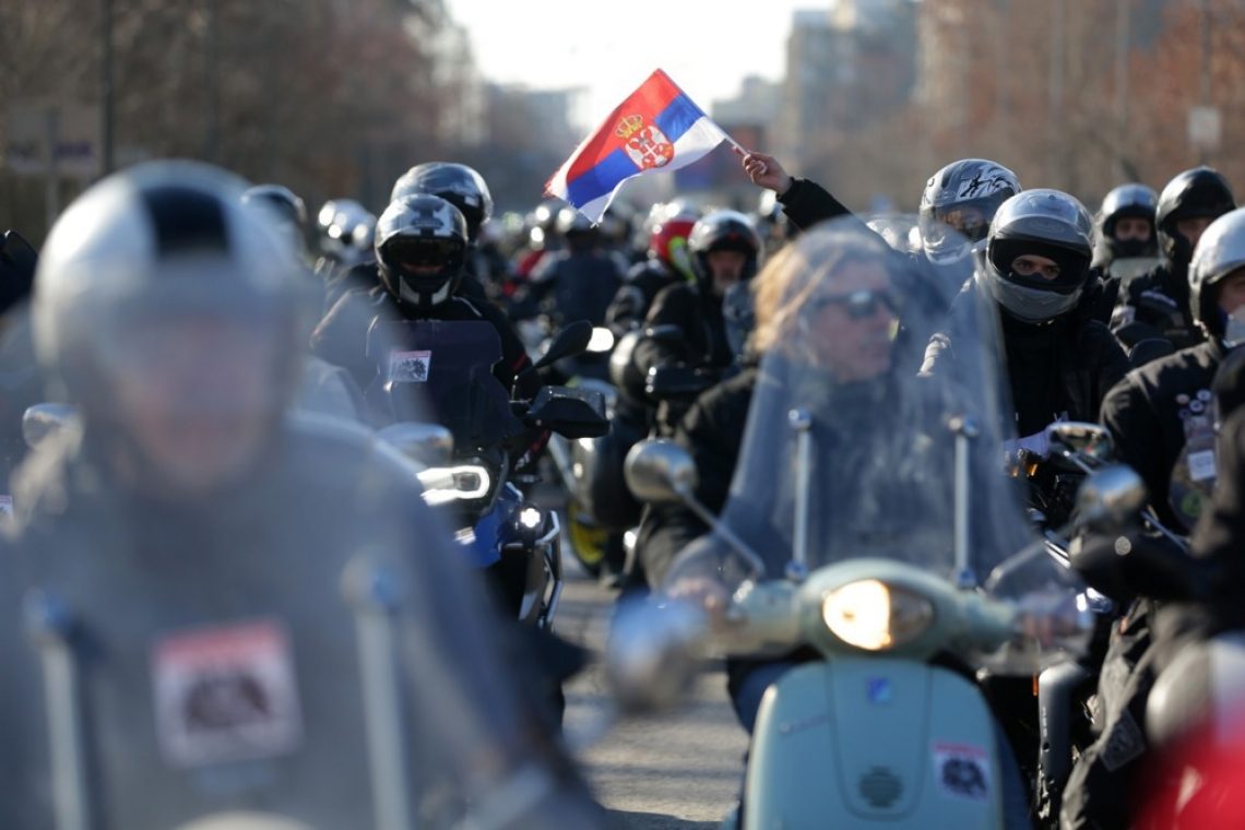 V Novem Sadu v spomin na žrtve nesreče blokada treh mostov