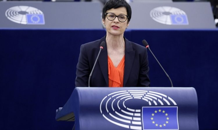 Evropska komisarka Kos zaskrbljena zaradi nasilja v srbskem parlamentu