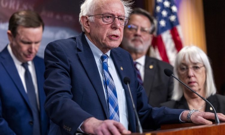 Bernie Sanders na turneji proti oligarhiji mobilizira odpor proti Trumpu
