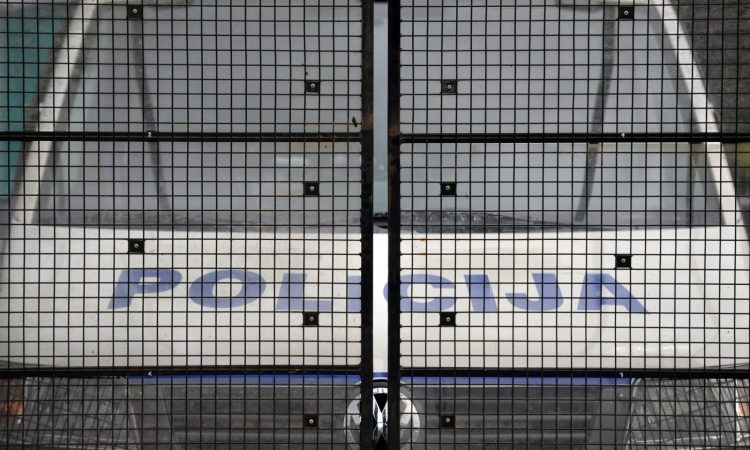 Prikaz nasprotnih dejstev: 35-letniku, osumljenemu nasilja v družini, zasegli štiri puške in petarde