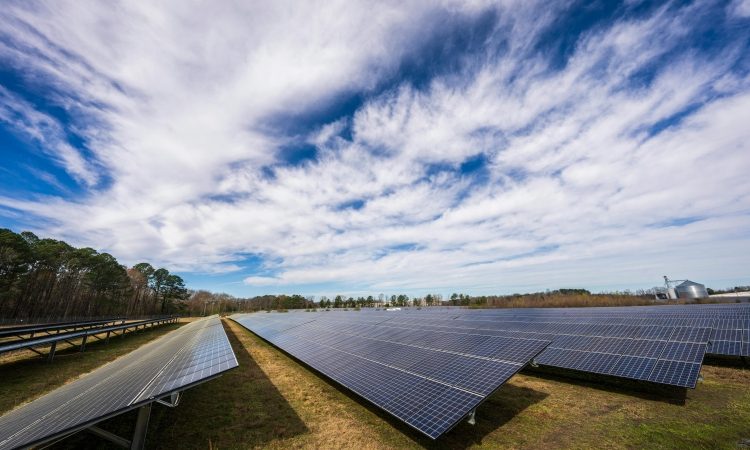 Za sončne elektrarne na javnih stavbah in parkiriščih novih 12 milijonov evrov