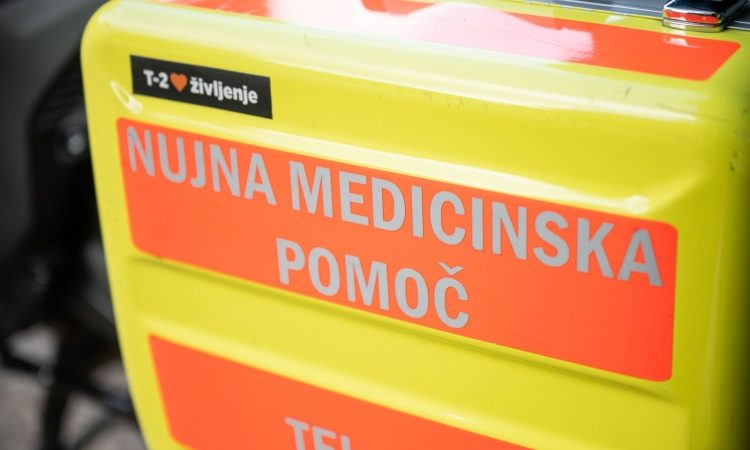 Umrl po padcu z varovalne ograje proti soteski Soče
