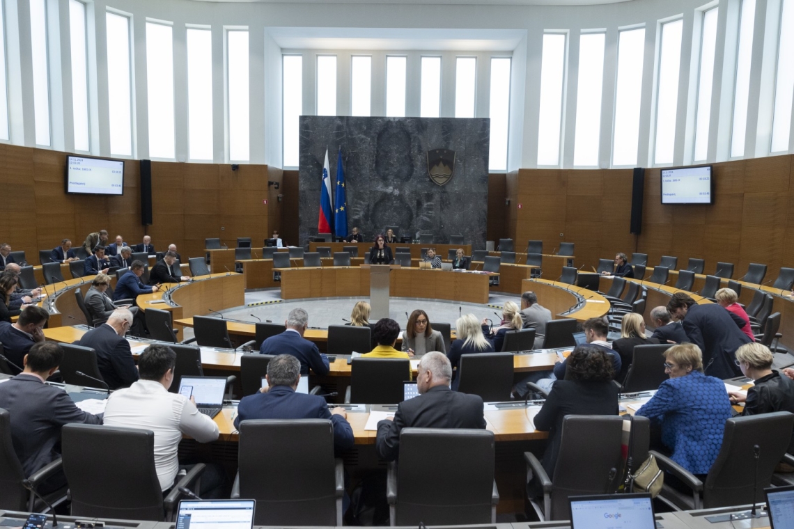 DZ zavrnil interpelacijo vlade Roberta Goloba