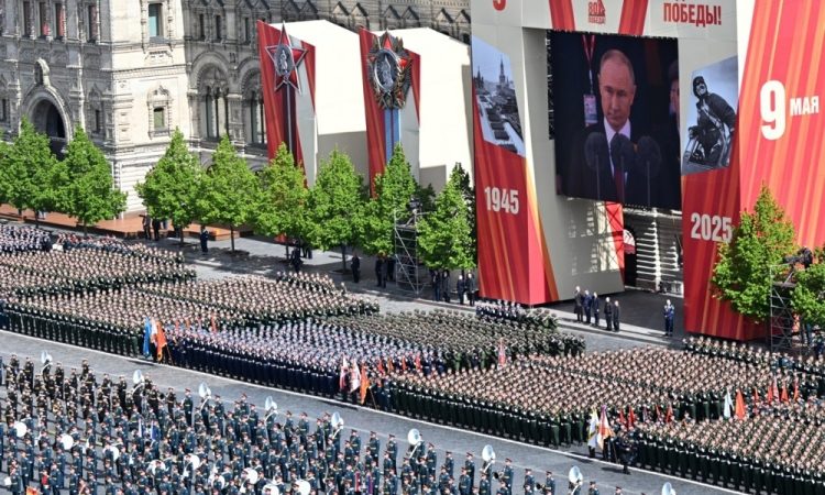 Moskva praznuje 80. obletnico zmage s parado na Rdečem trgu
