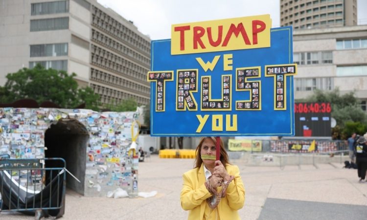 Trump prvi uradni obisk v tujini v drugem mandatu začenja v zalivskih državah