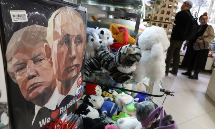 Trump in Putin opravila več kot dveurni telefonski pogovor o Ukrajini