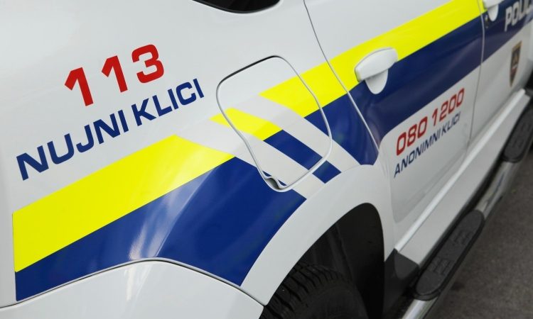 V Metliki moški zaradi glasne glasbe in groženj pristal v pridržanju