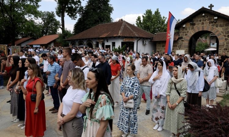 Srbi na Kosovu pod varovanjem policije obeležili Vidov dan