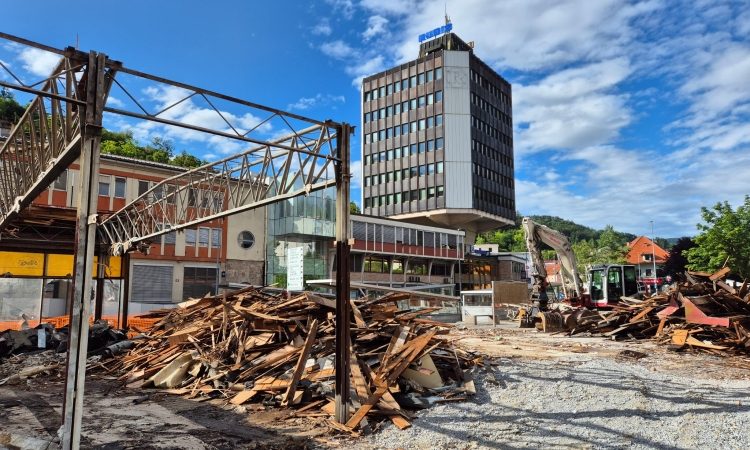 Trgovinski paviljoni na Trgu revolucije bodo dokončno odstranjeni