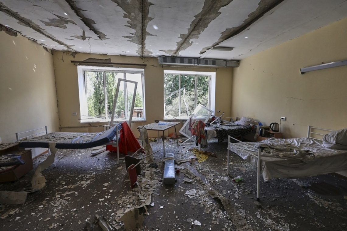 Ruski napadi v Harkovu prizadeli bolnišnico in stanovanjska območja, več deset ranjenih