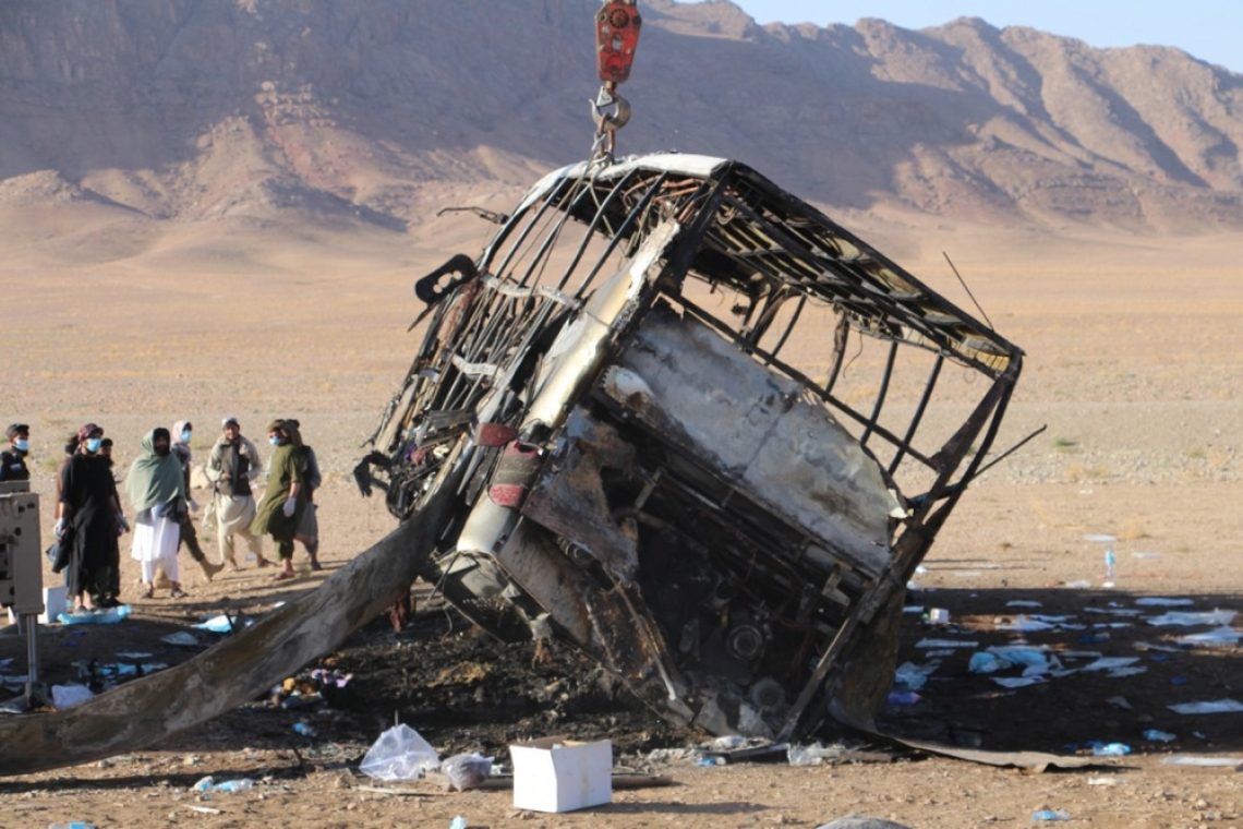 Afganistan: V hudi prometni nesreči avtobusa z deportiranci iz Irana umrlo najmanj 79 ljudi