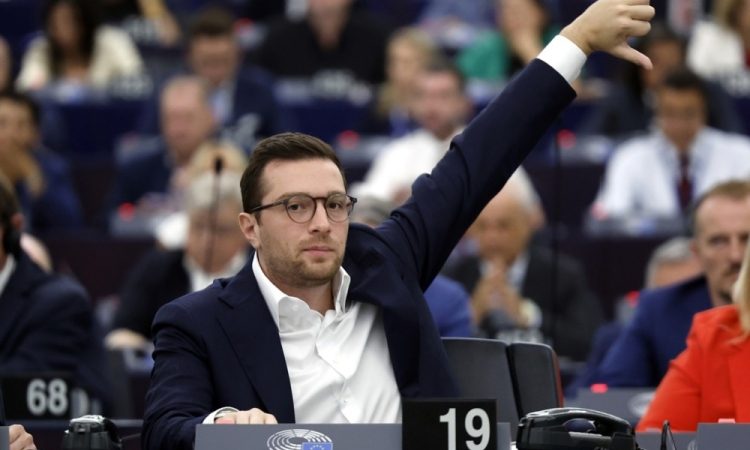 Bardella poziva Macrona k odstopu ali razpisu predčasnih volitev