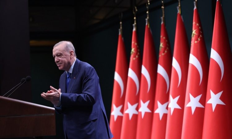 Policijski vdor v sedež CHP v Istanbulu poglobil politično krizo v Turčiji