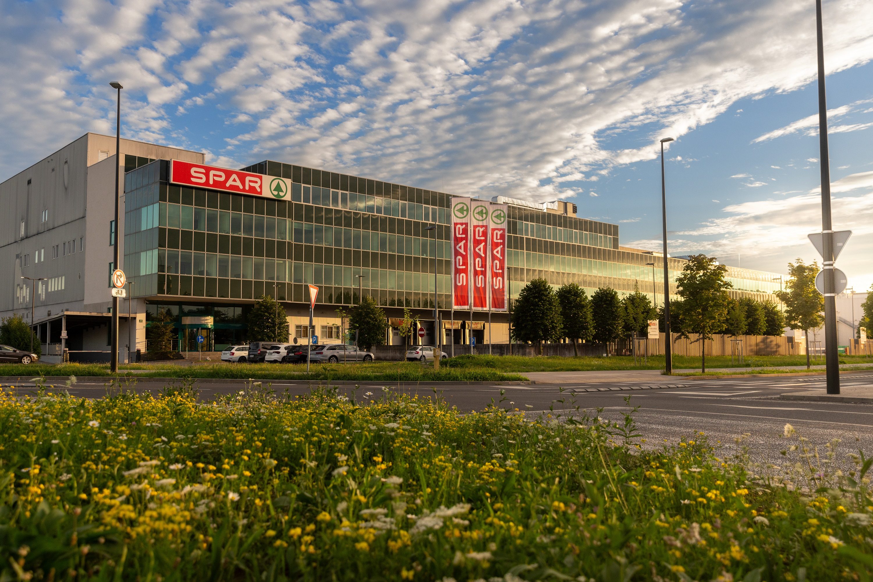 Spar Slovenija v letu 2024 presegel poslovna pričakovanja in okrepil prisotnost na trgu
