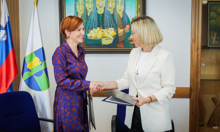 V Trebnjem podpis pogodbe za obnovo Hiše Goliev trg 7 in dvorane STIK