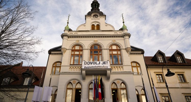 Novo mesto zavrača očitke o zlorabi sredstev za Rome in očita komentatorki širjenje neresnic