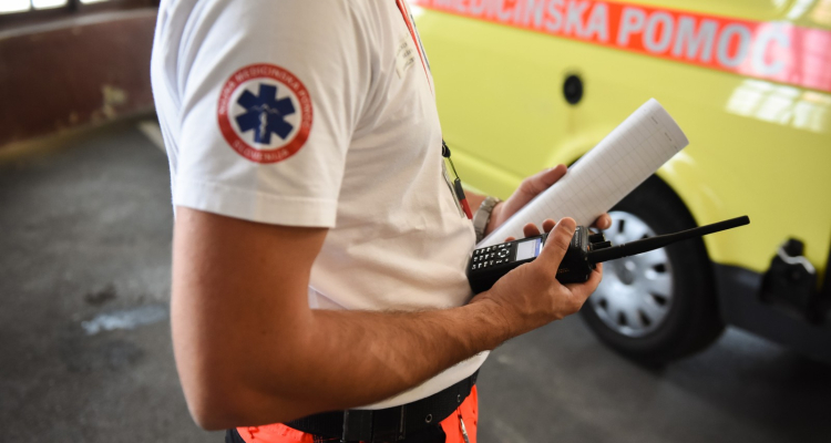 Specialno vozilo Slovenske vojske udeleženo v nesreči v pesniškem krožišču