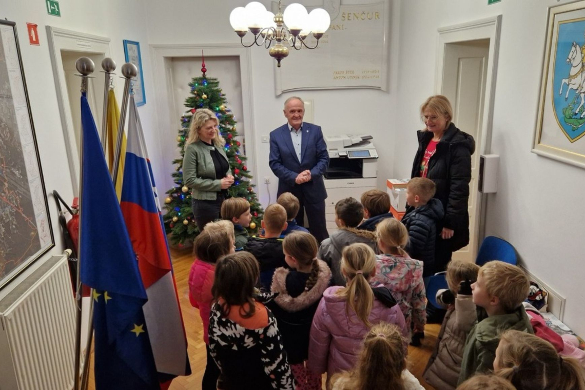 Otroci iz Vrtca Šenčur obiskali župana in mu voščili za praznike