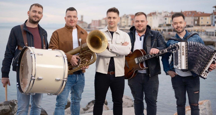 Potepini z novo skladbo Ajajaj popeljejo v slikovite ulice Pirana