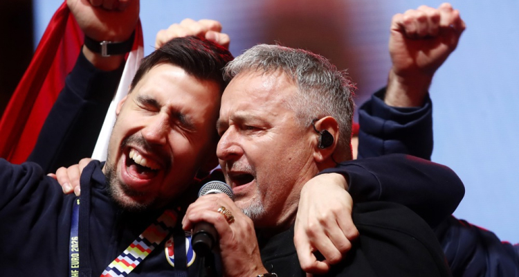 Na konvenciji SDS odmevala prepesnitev Thompsonove skladbe