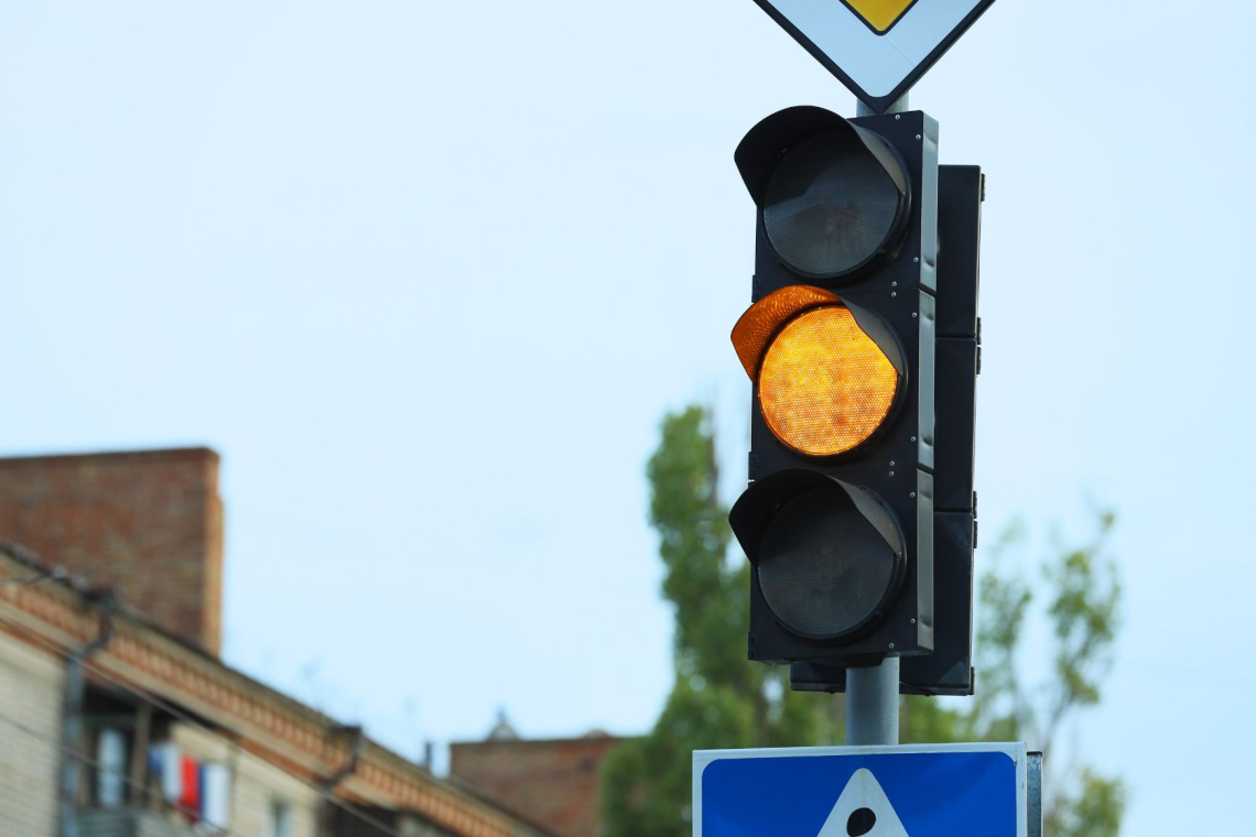 Kaj pomeni, če prevozite rumeno luč?