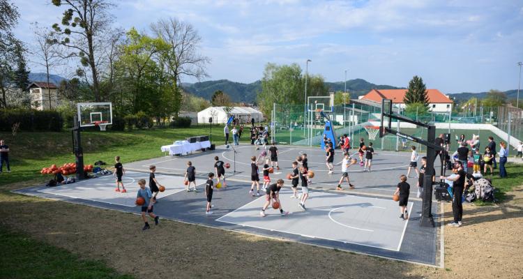 V Pekrah odprli novo košarkarsko igrišče za otroke