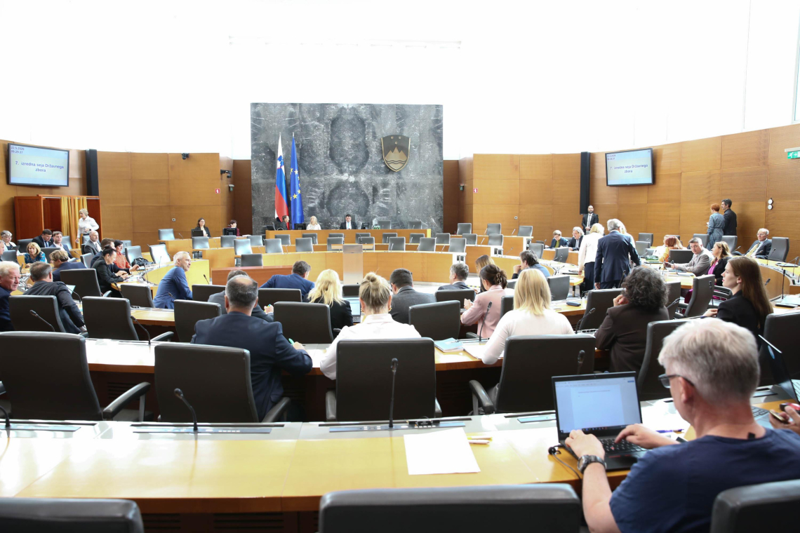 Mandatarsko sejo spremljali protesti na Trgu republike