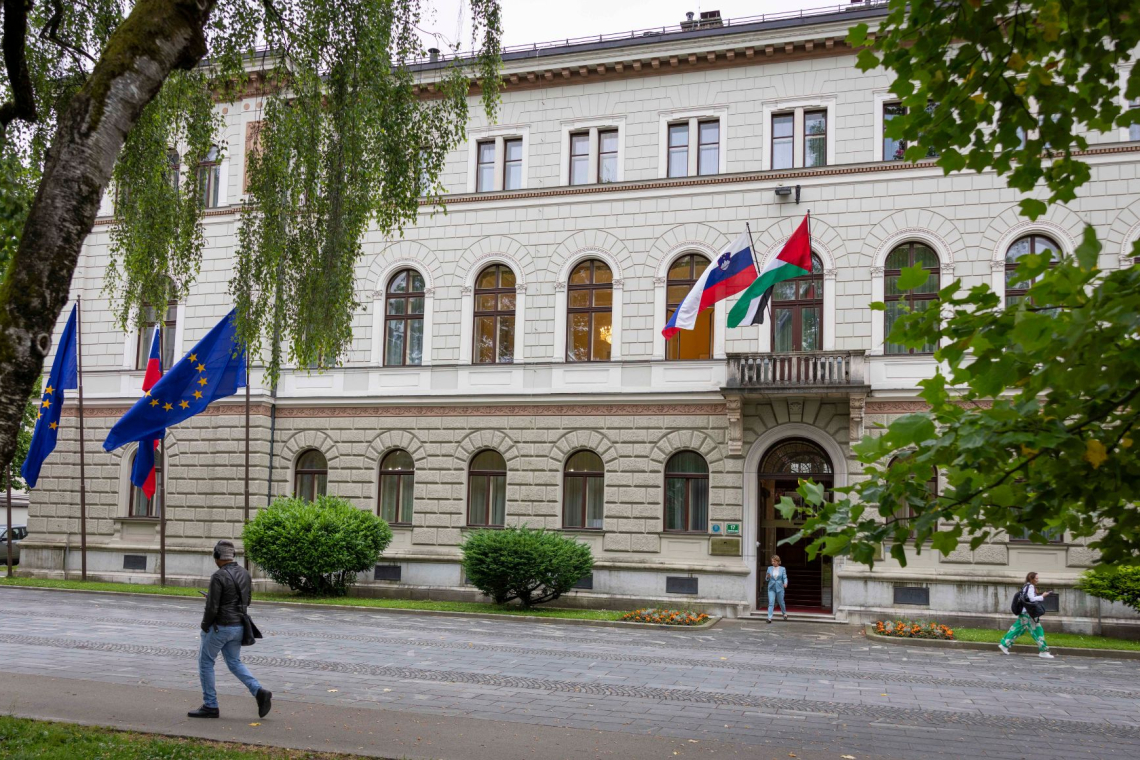 Pirc Musar z izobešeno palestinsko zastavo pozvala k spoštovanju človekovega dostojanstva