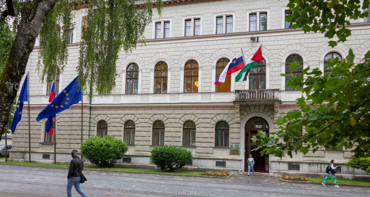 Pirc Musar z izobešeno palestinsko zastavo pozvala k spoštovanju človekovega dostojanstva